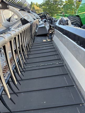 Image of MacDon FD235 equipment image 3