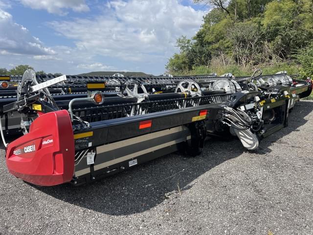 Image of MacDon FD240 equipment image 4