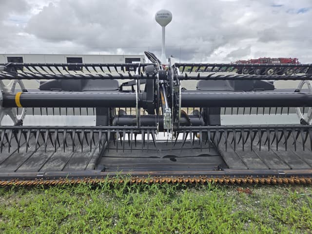 Image of MacDon FD240 equipment image 2