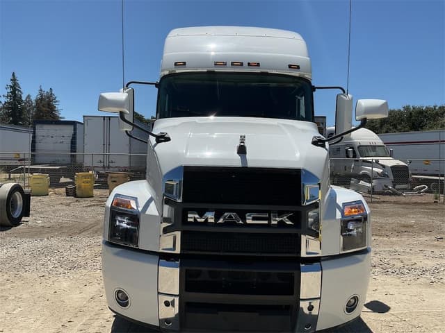 Image of Mack Anthem equipment image 2