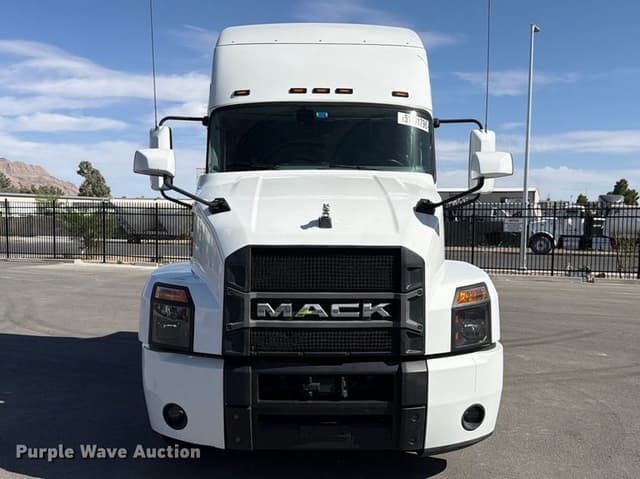 Image of Mack Anthem equipment image 1