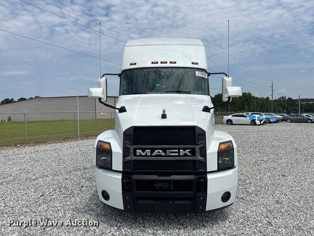Image of Mack Anthem equipment image 1