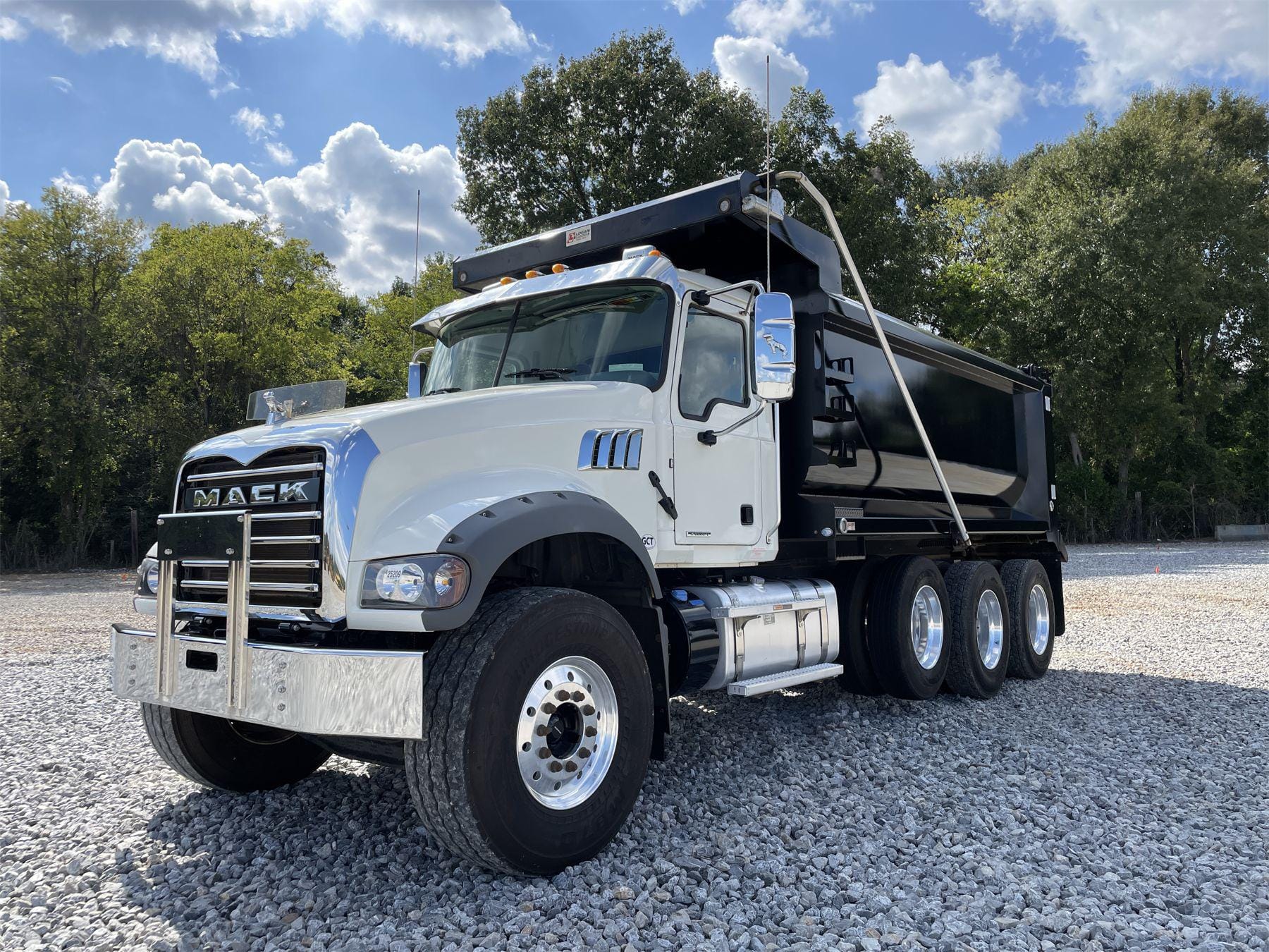 Main image Mack GR64F