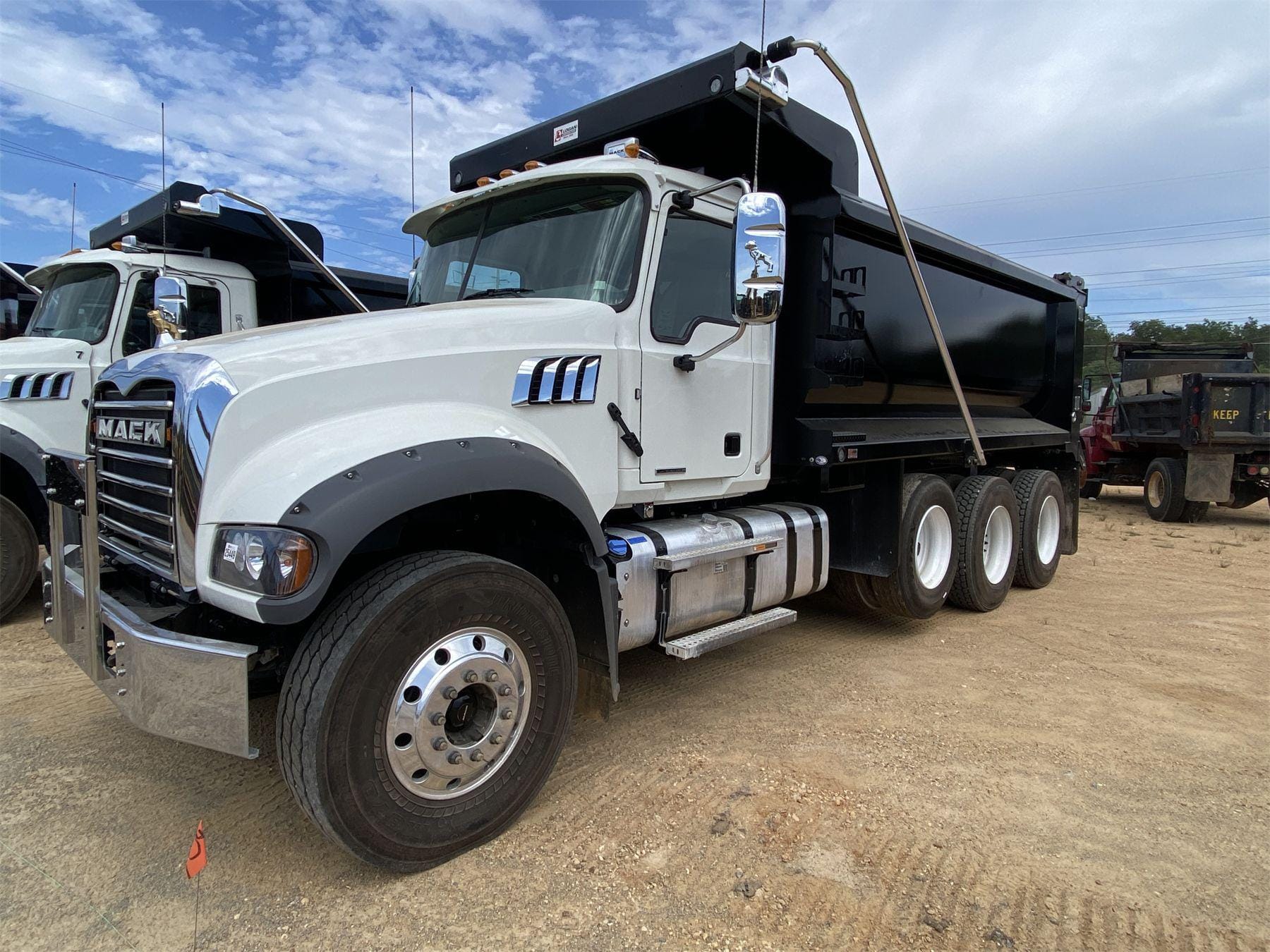 Main image Mack GR64F