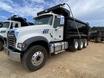 Main image Mack GR64F