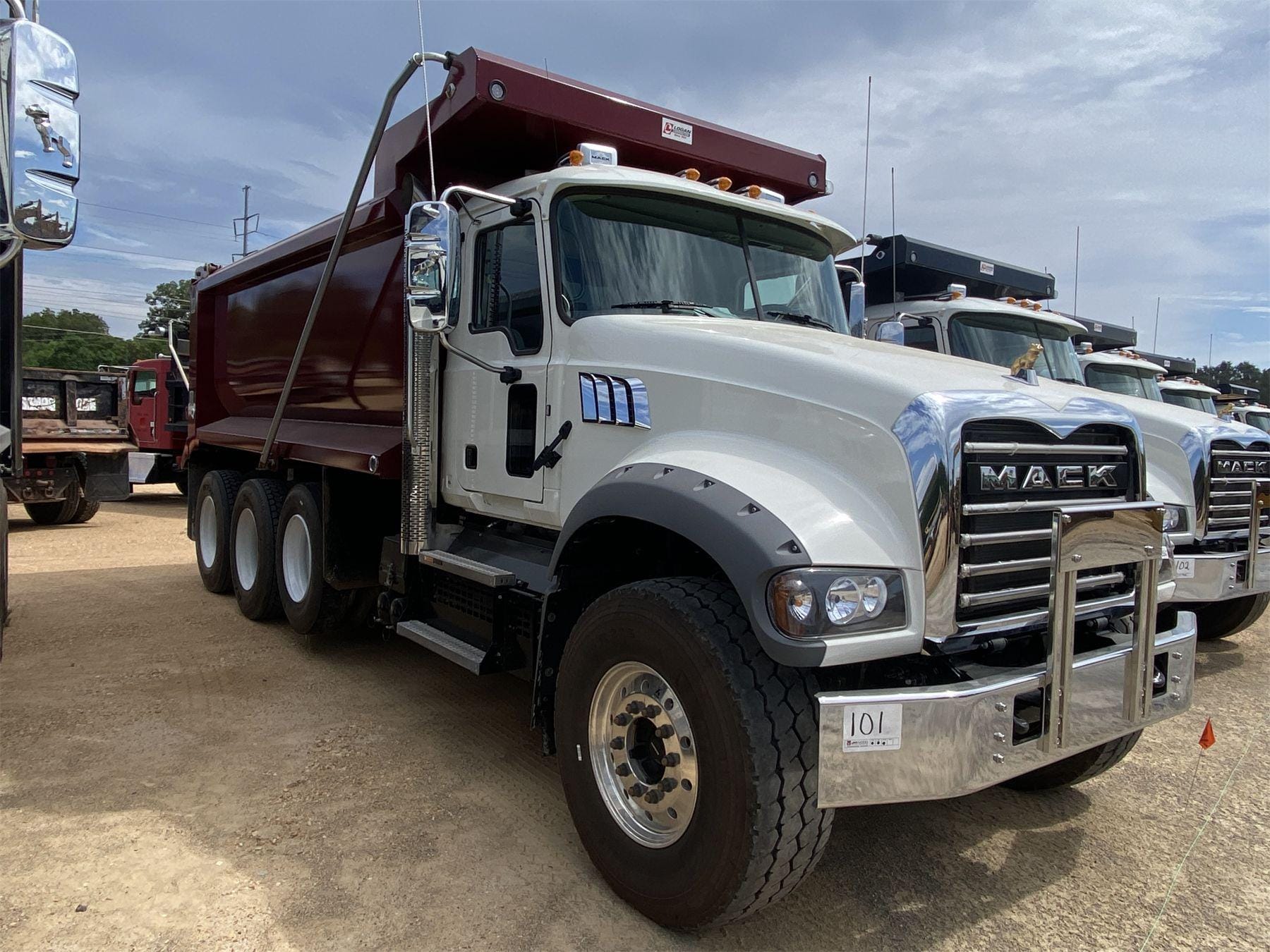 Main image Mack GR64F