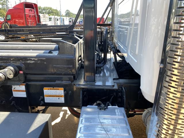 Image of Mack GR64F equipment image 4