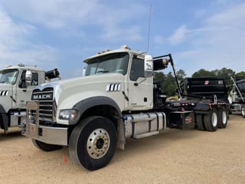 Main image Mack GR64F