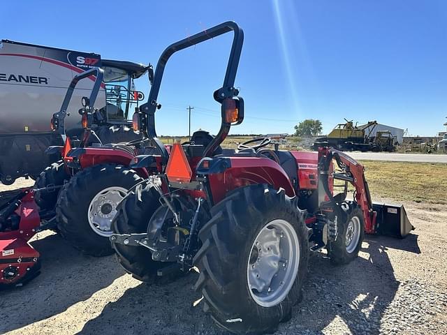 Image of Massey Ferguson 1835M equipment image 4