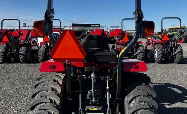 Image of Massey Ferguson 1825E equipment image 2