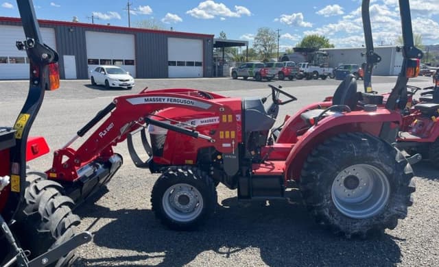 Image of Massey Ferguson 1825E equipment image 2