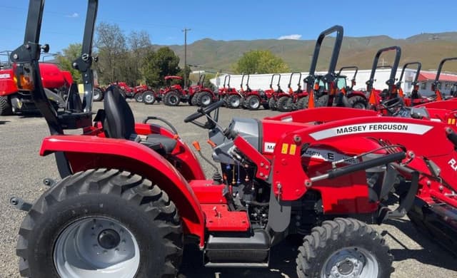 Image of Massey Ferguson 1825E equipment image 3