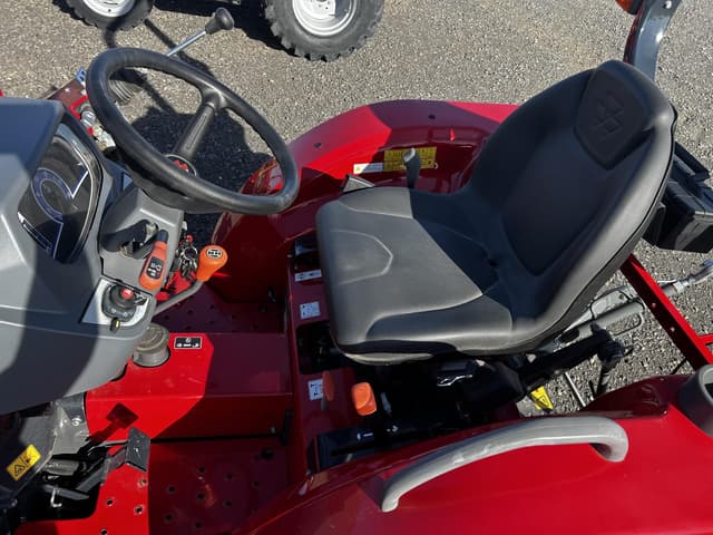 Image of Massey Ferguson 1825E equipment image 4