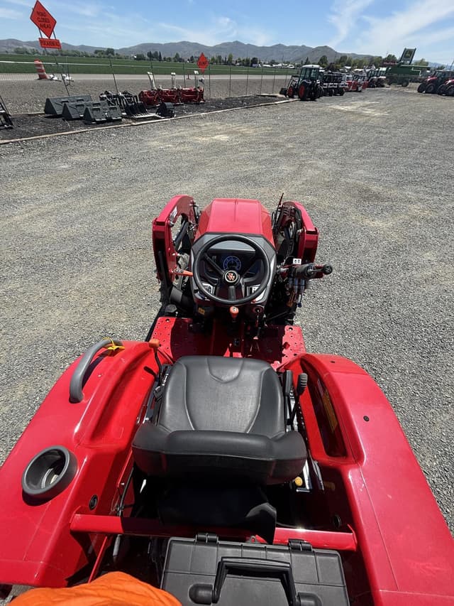 Image of Massey Ferguson 1825E equipment image 4