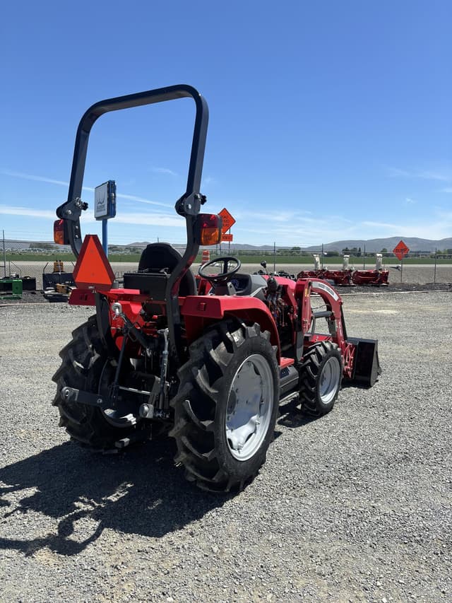 Image of Massey Ferguson 1825E equipment image 2