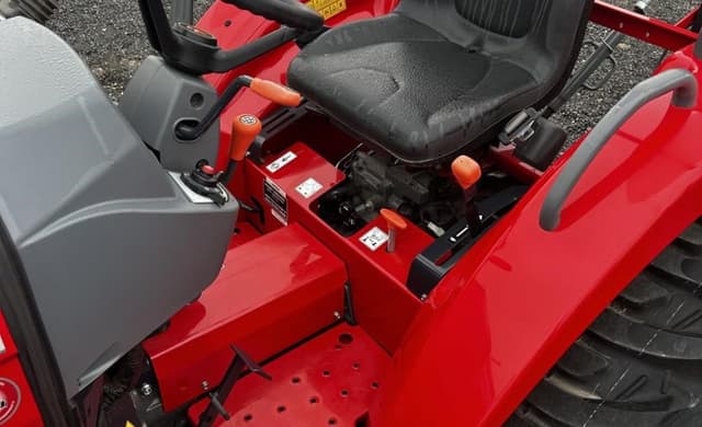 Image of Massey Ferguson 1835E equipment image 4