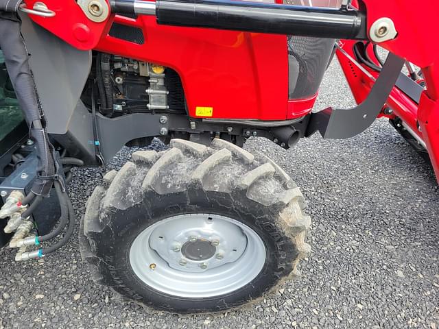 Image of Massey Ferguson 1835M equipment image 4