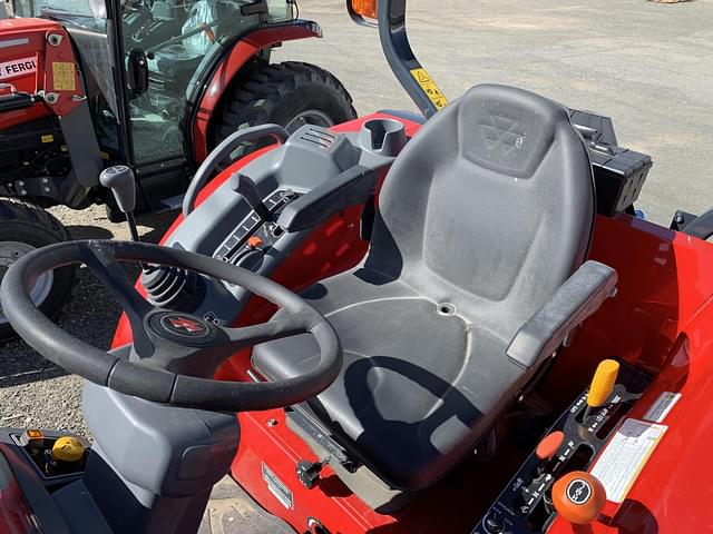 Image of Massey Ferguson 1840M equipment image 4