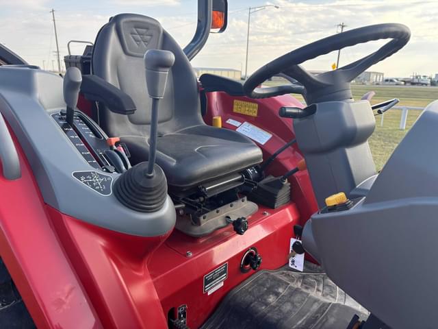 Image of Massey Ferguson 1840M equipment image 4