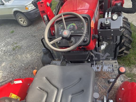 Image of Massey Ferguson 2604H equipment image 4