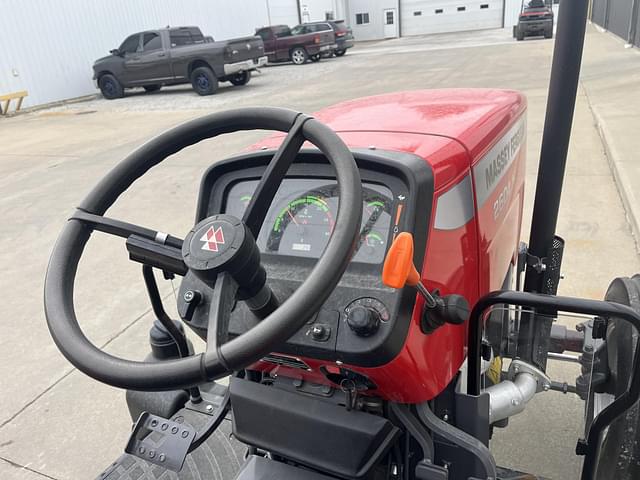 Image of Massey Ferguson 2604H equipment image 4