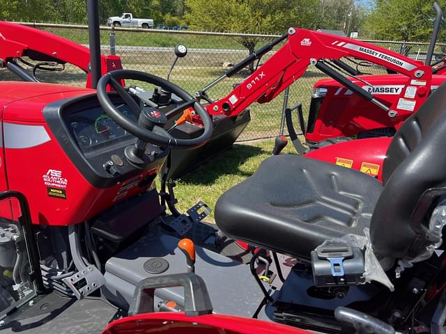 Image of Massey Ferguson 2604H equipment image 4