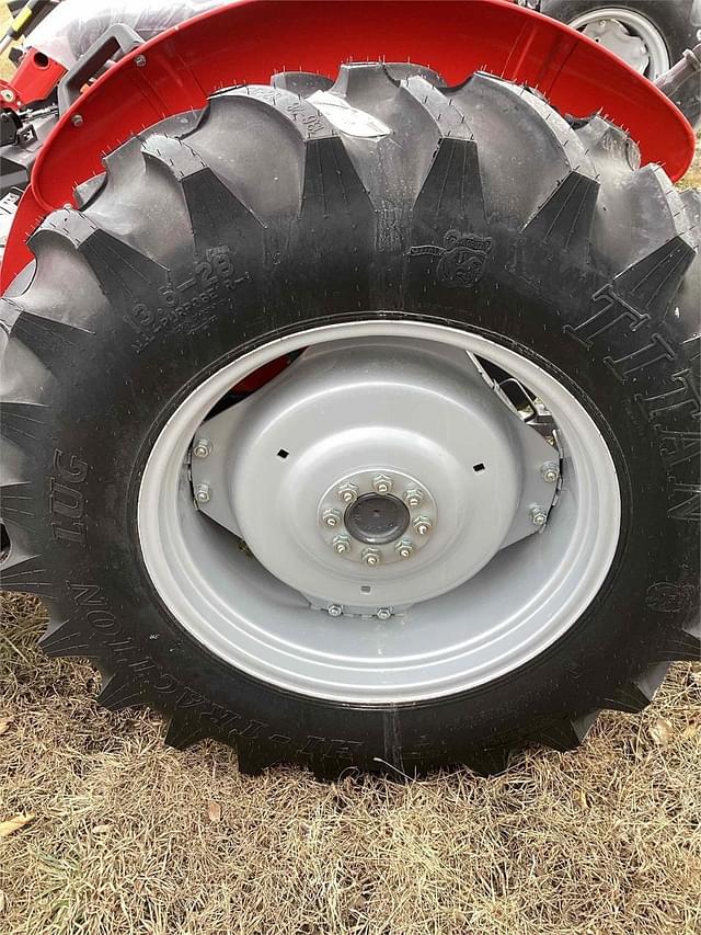 Image of Massey Ferguson 2605H equipment image 4