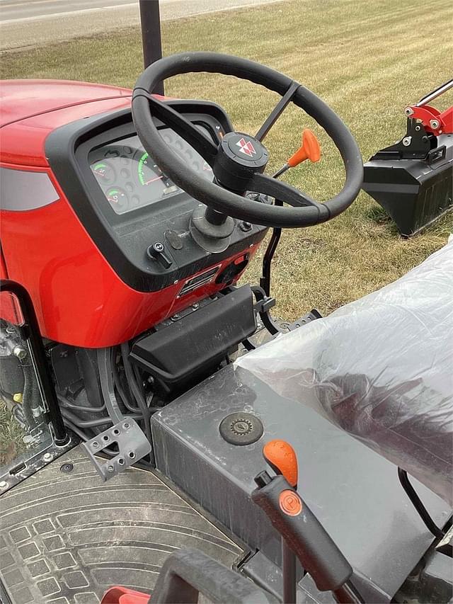 Image of Massey Ferguson 2605H equipment image 2