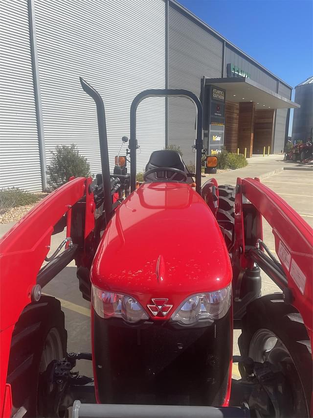 Image of Massey Ferguson 2605H equipment image 2