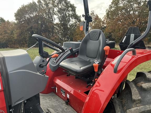 Image of Massey Ferguson 2860E equipment image 4