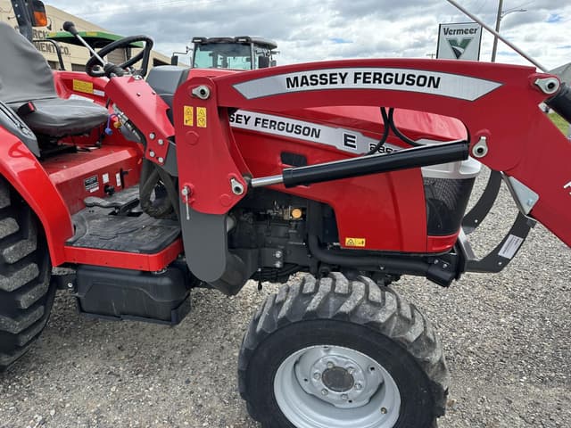 Image of Massey Ferguson 2860E equipment image 2