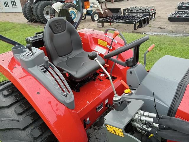 Image of Massey Ferguson 2860E equipment image 4