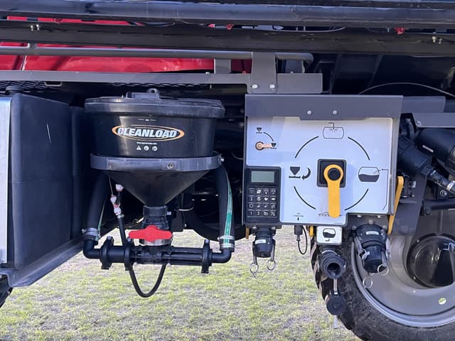 Image of Massey Ferguson 530R equipment image 4