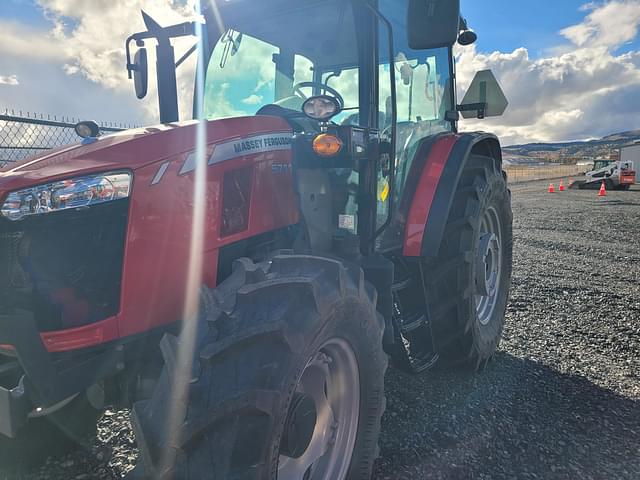 Image of Massey Ferguson 5711 equipment image 3