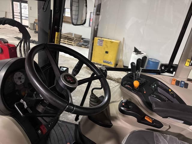 Image of Massey Ferguson 5711 equipment image 3