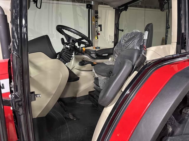 Image of Massey Ferguson 5711 equipment image 2