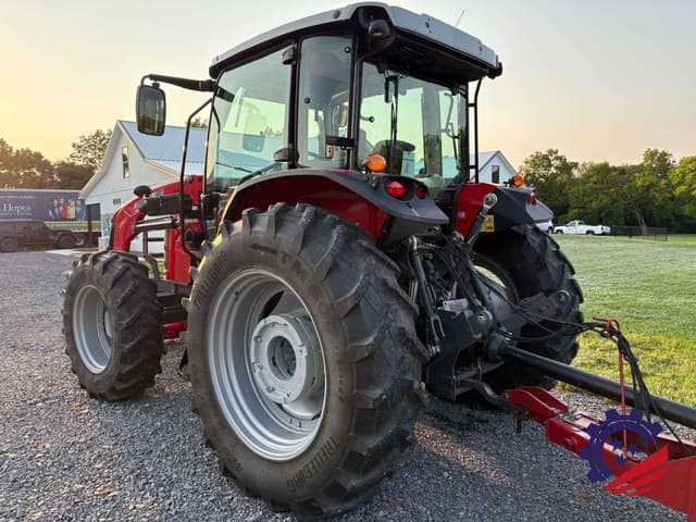 Image of Massey Ferguson 5711D equipment image 2