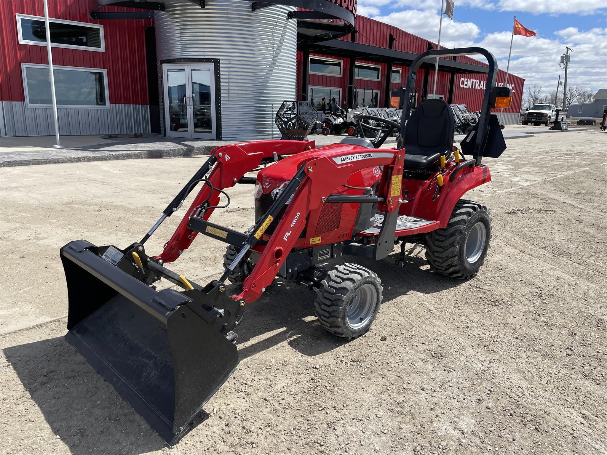2023 Massey Ferguson GC1723E Image