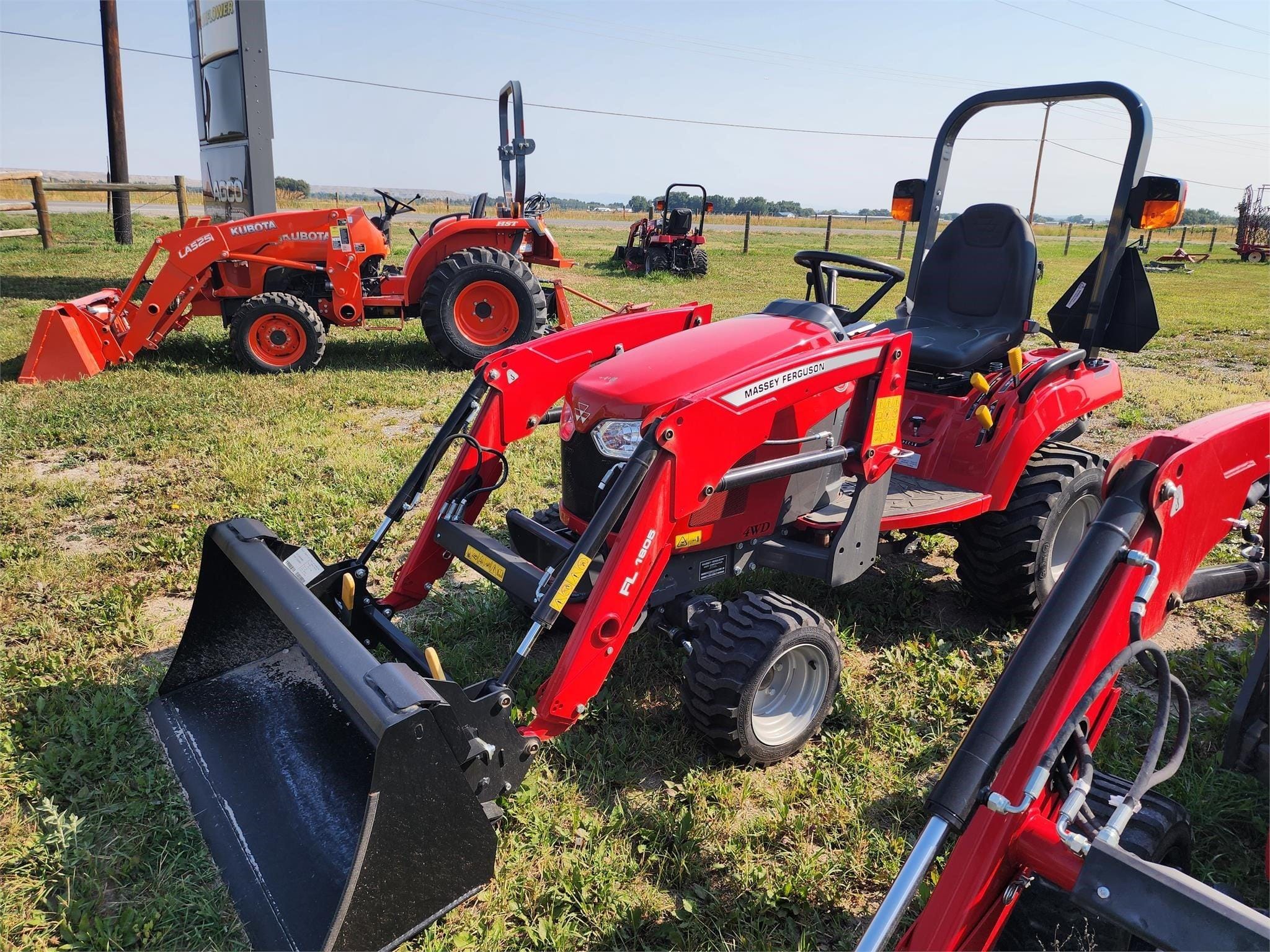Main image Massey Ferguson GC1723E