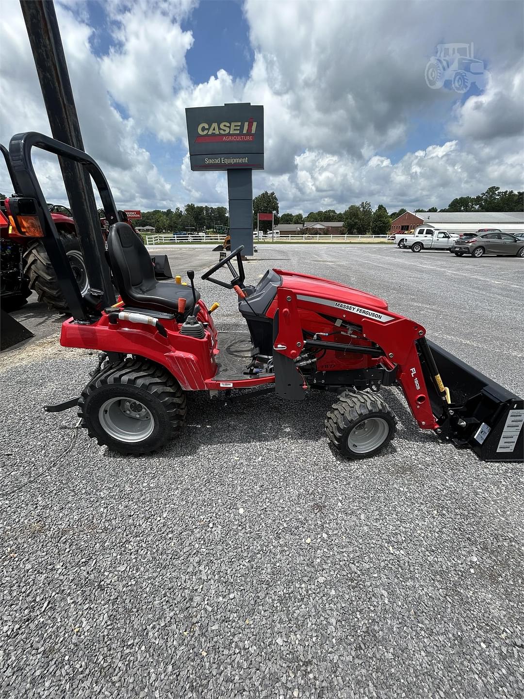 Image of Massey Ferguson GC1723E Image 1