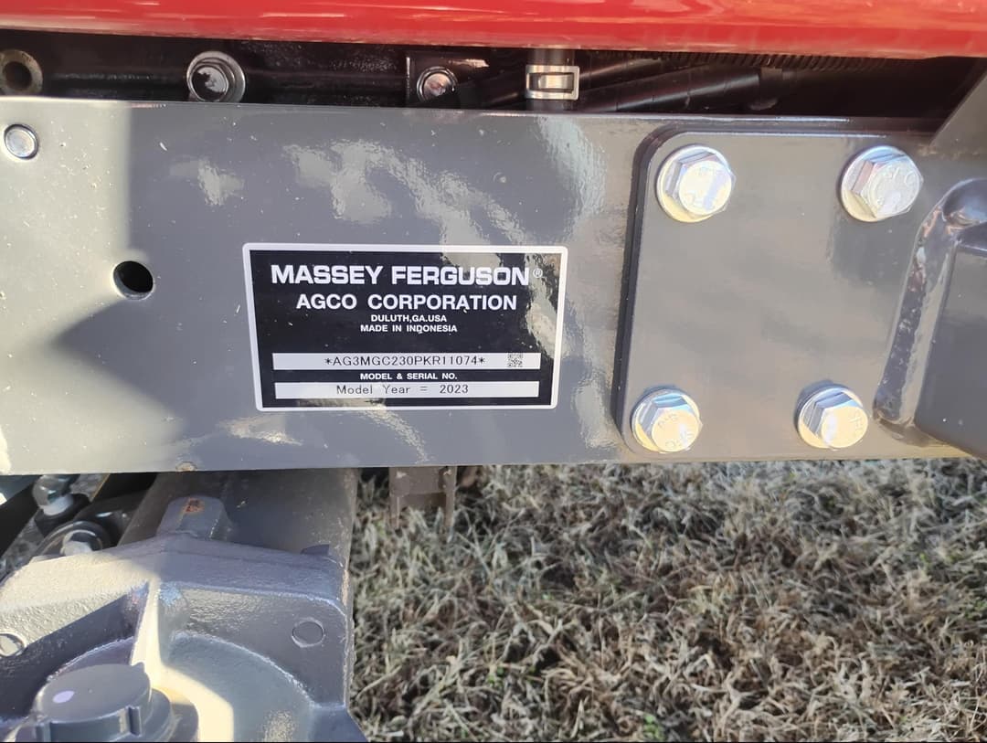 Image of Massey Ferguson GC1723EB Image 1