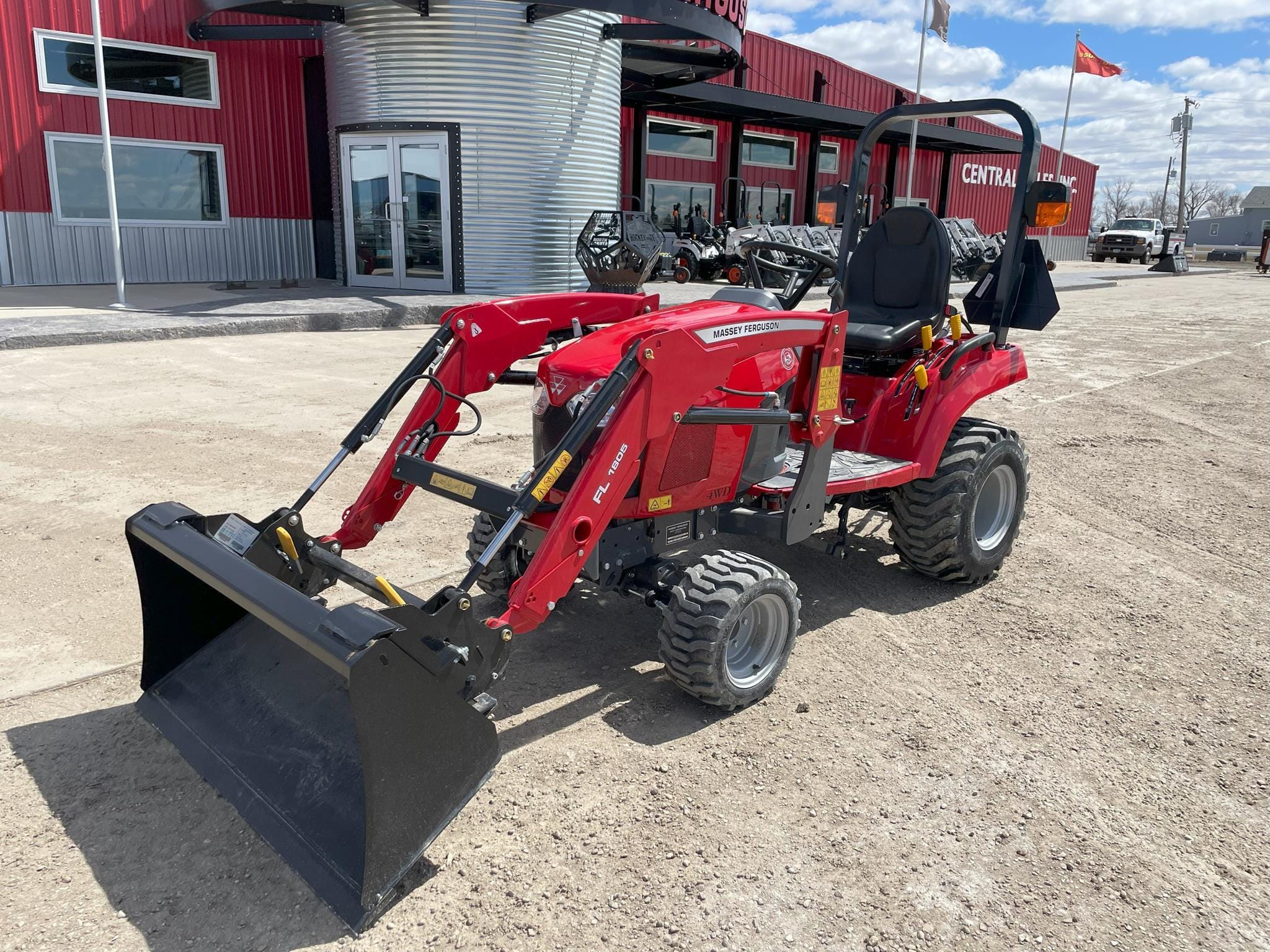 2023 Massey Ferguson GC1725M Equipment Image0