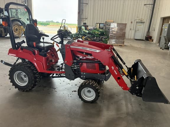 Image of Massey Ferguson GC1725M equipment image 4