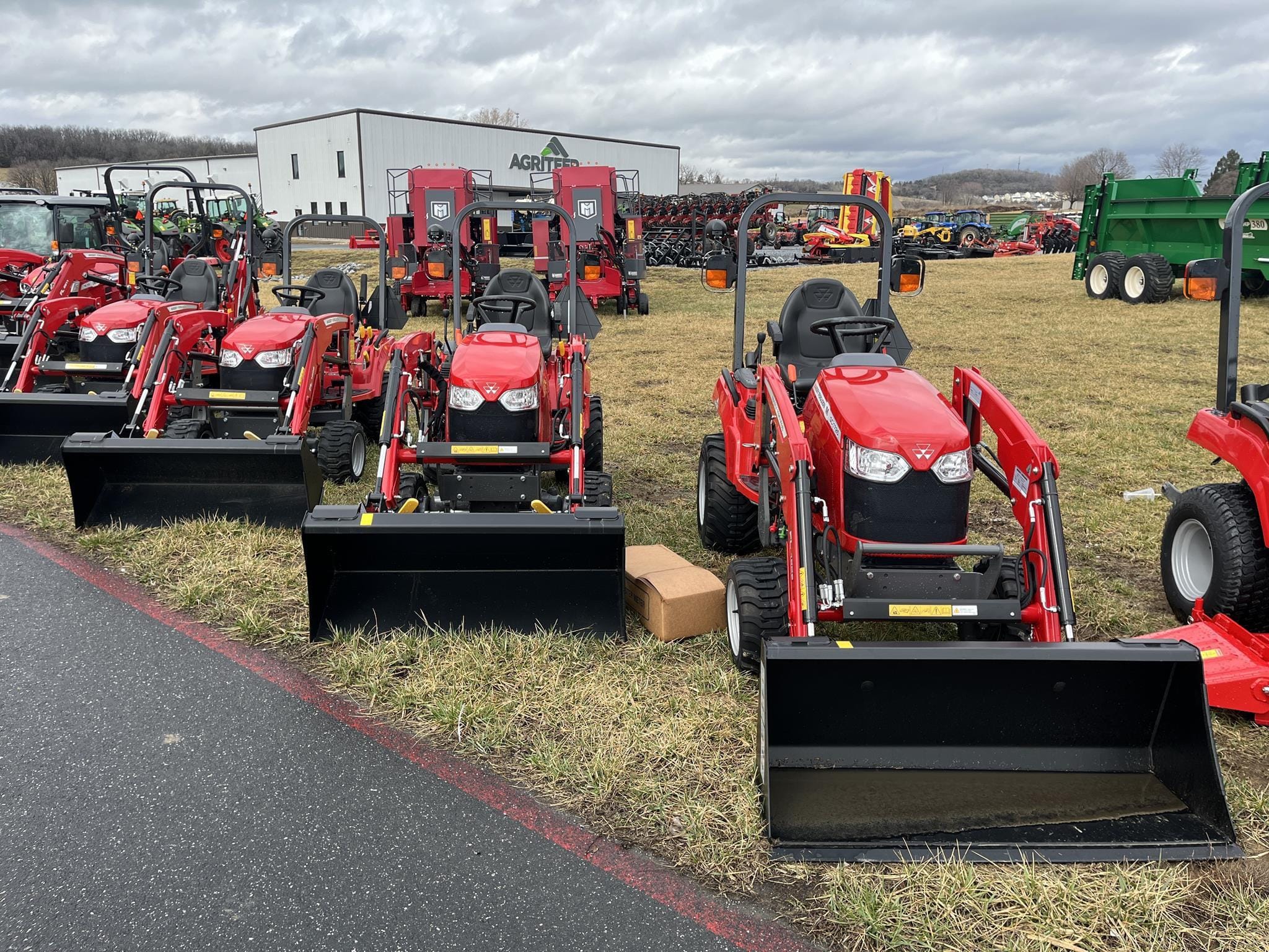 2023 Massey Ferguson GC1725M Equipment Image0