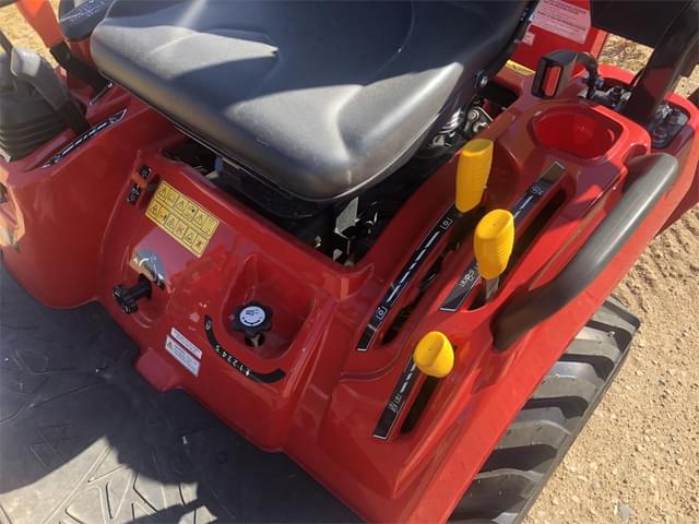 Image of Massey Ferguson GC1725M equipment image 4