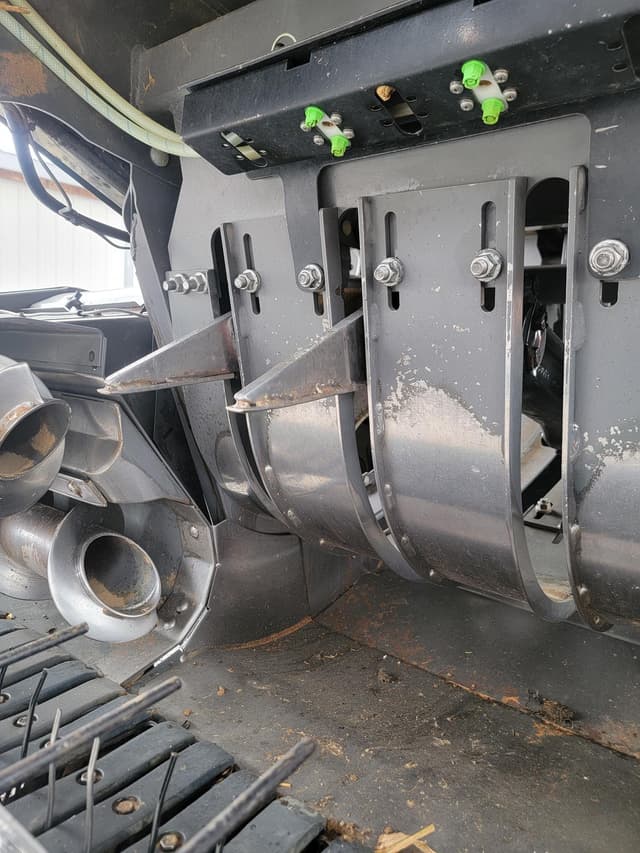 Image of Massey Ferguson LB2233 equipment image 2