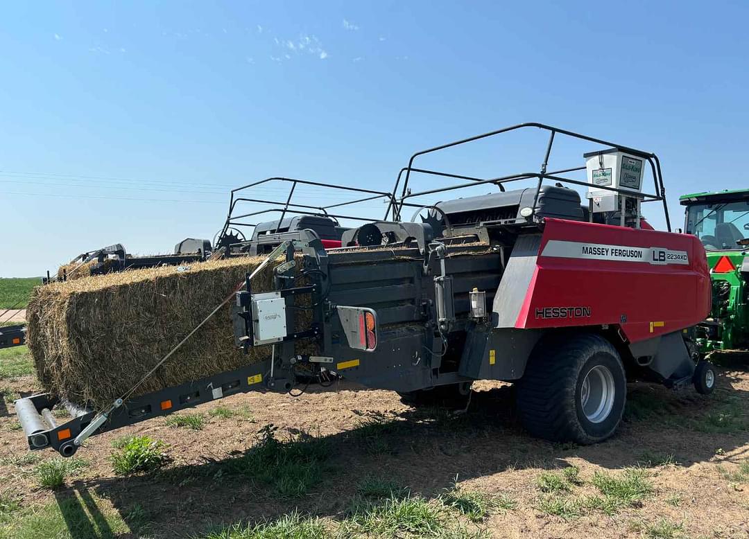 Image of Massey Ferguson LB2234XD Image 1