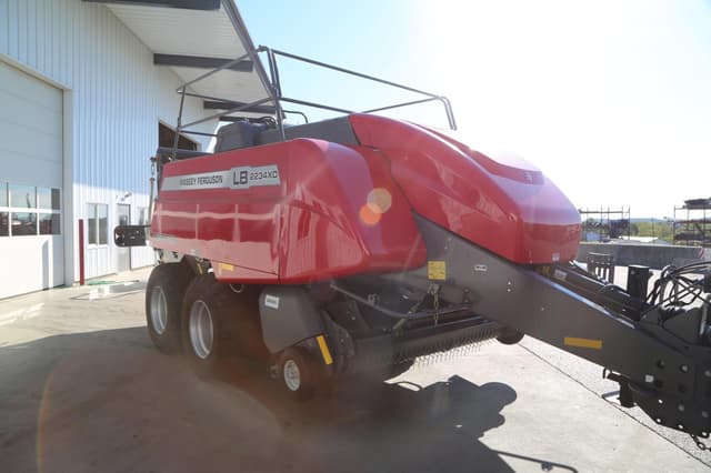 Image of Massey Ferguson LB2234XD equipment image 4