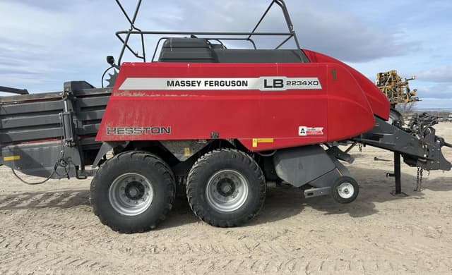Image of Massey Ferguson LB2234XD equipment image 3