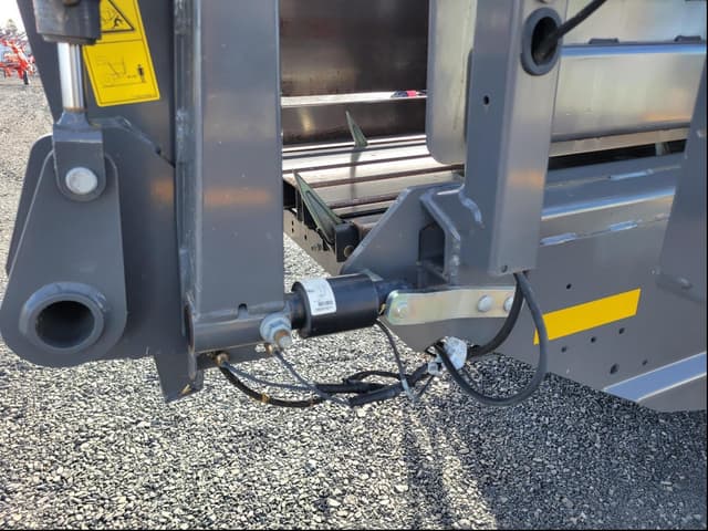 Image of Massey Ferguson LB2234XD equipment image 4